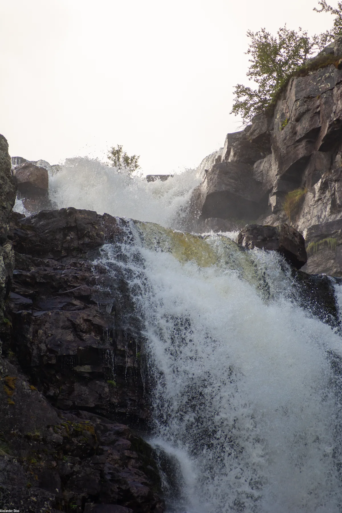 Närbild av forsande vatten vid Njupeskär i Fulufjällets nationalpark