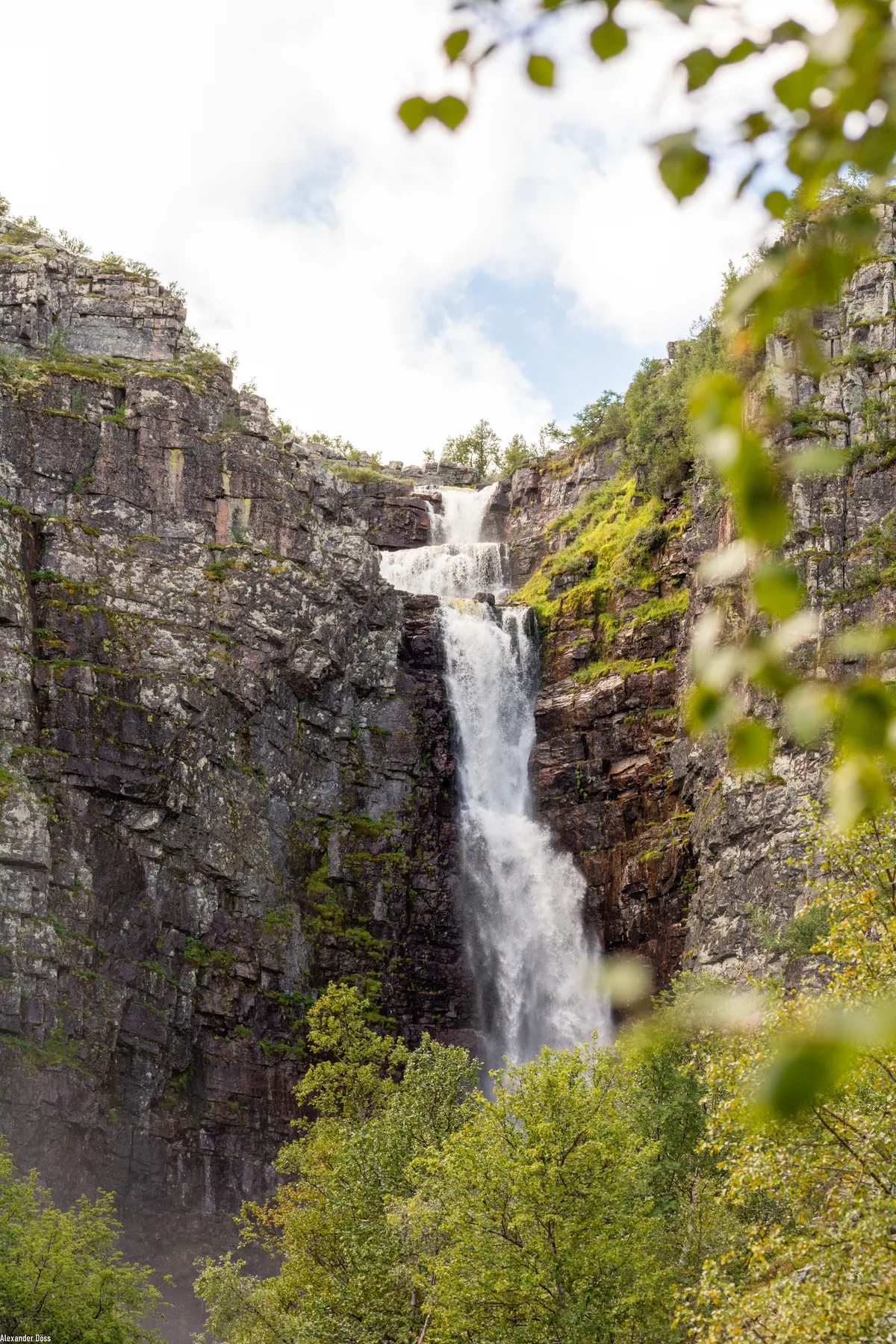 Njupeskärs vattenfall i Fulufjällets nationalpark omgivet av klippor och fjällbjörk