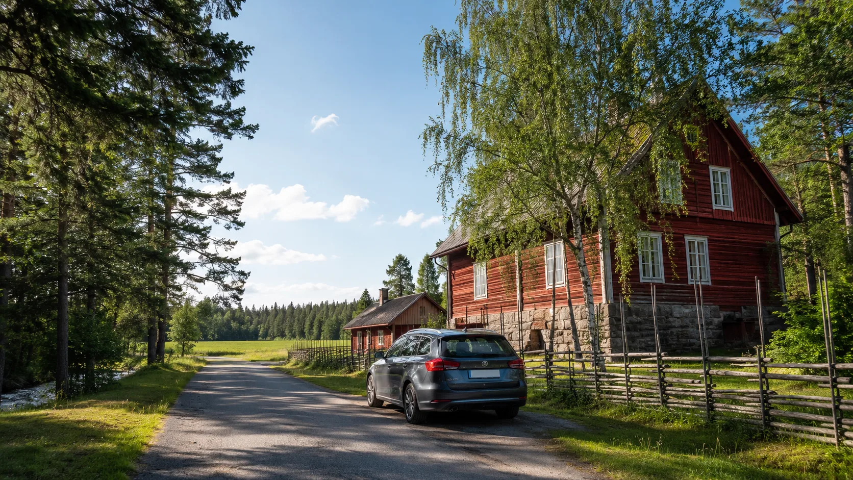 Bil vid röd träbyggnad, skog och liten väg under inlandstur i Gävleborg