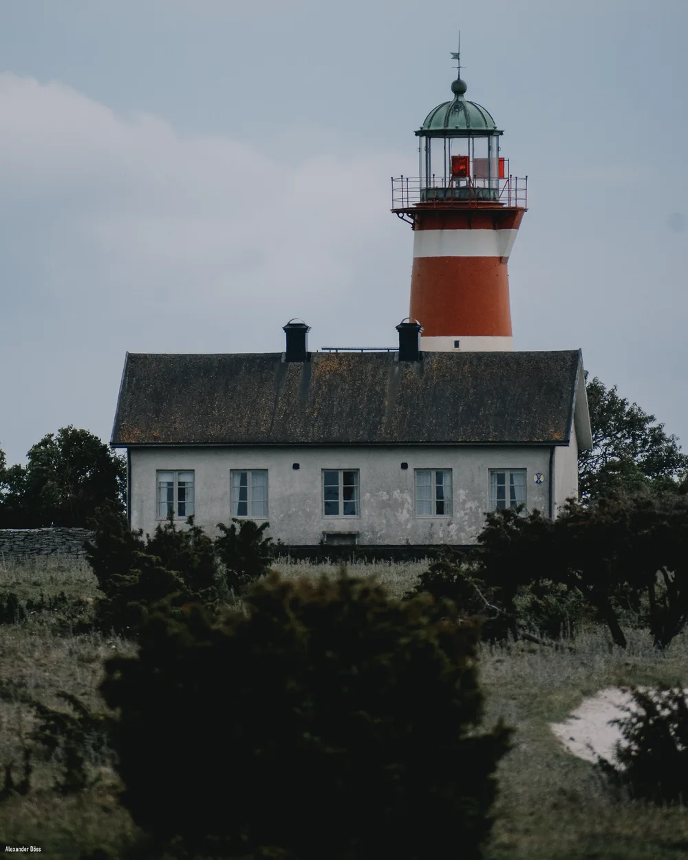 Närsholmens fyr bakom fyrvaktarbostad och grönska