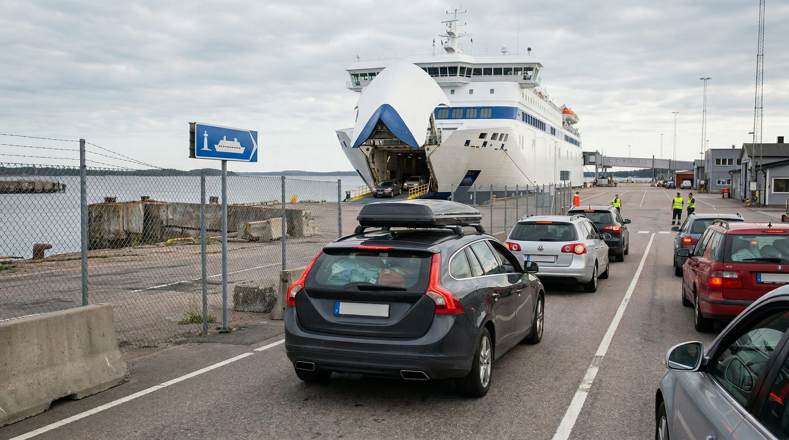 Bil på väg mot färja till Gotland